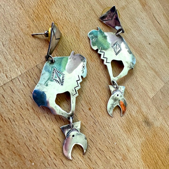 • VINTAGE Les Baker STERLING NAVAJO BISON EARRINGS • - Picture 1 of 7